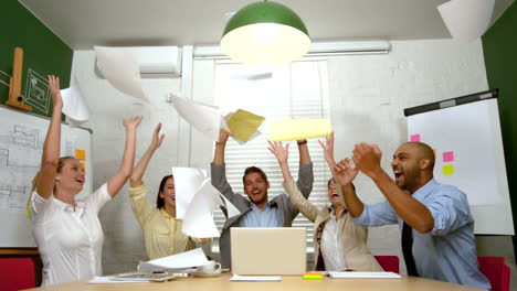 equipo de negocios lanzando papeles en el aire