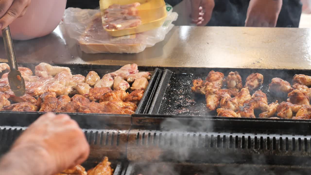 거리 음식 상점 에서 김 을 는  날개