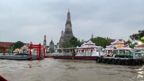 Fahren-Sie-Auf-Dem-Fluss-Chao-Phraya-Und-Sehen-Sie-Den-Wat-Pho-Tempel-In-Bangkok,-Thailand