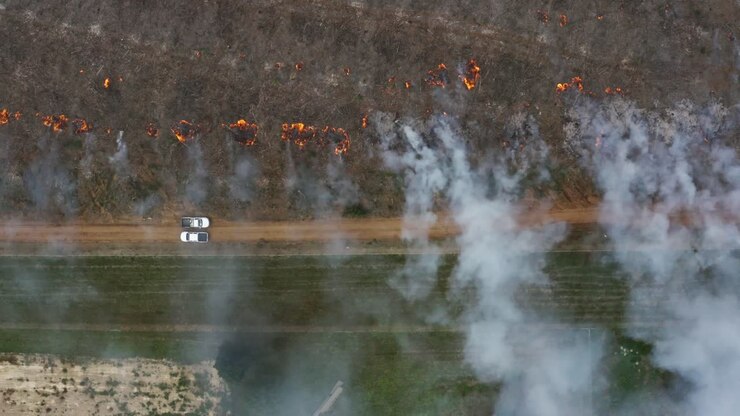 Vista aérea de incêndio controlado