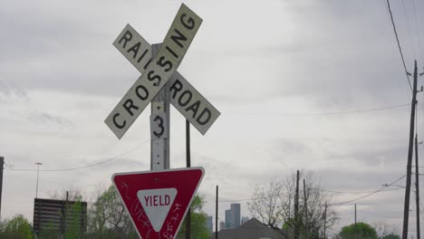 Vista-Del-Cruce-De-Ferrocarril-Con-El-Centro-De-Houston-Parcialmente-A-La-Vista.