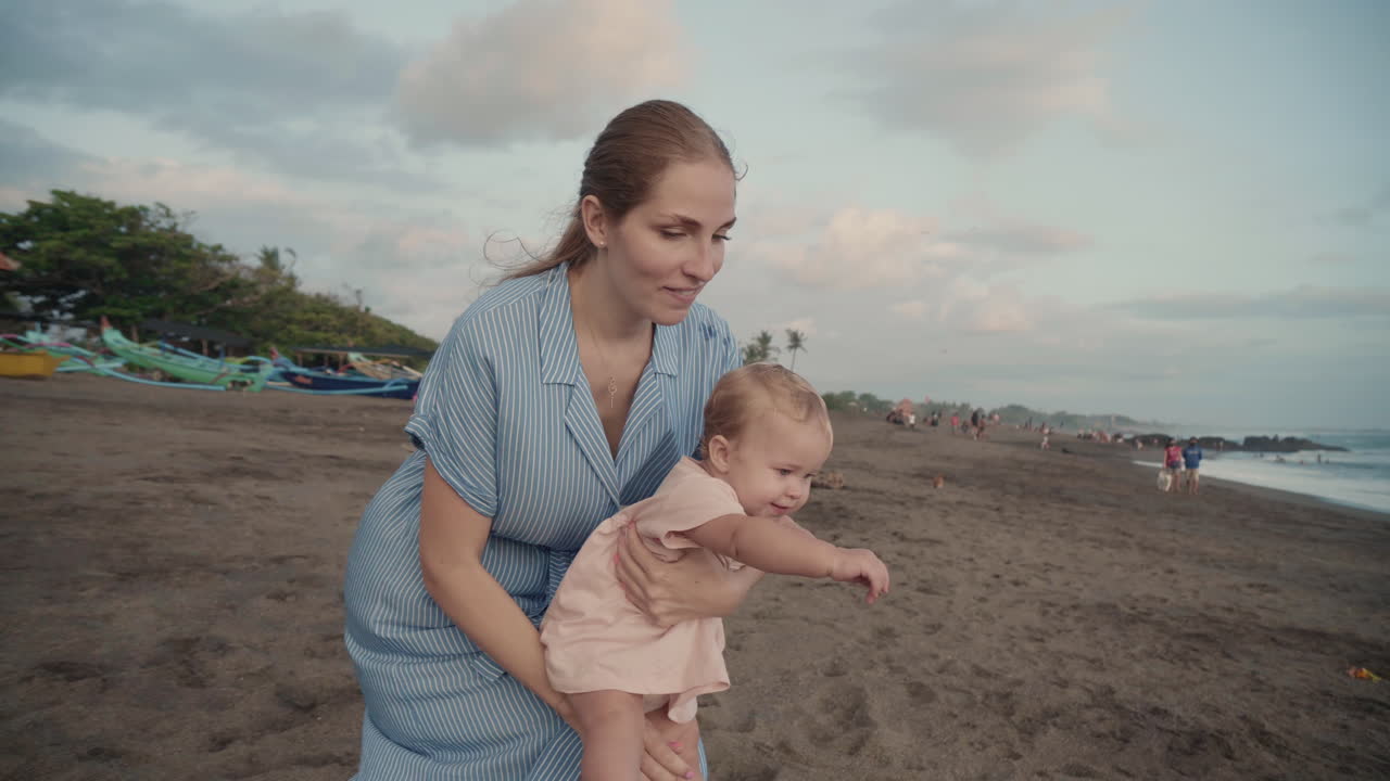 madre caucásica y niño en la playa