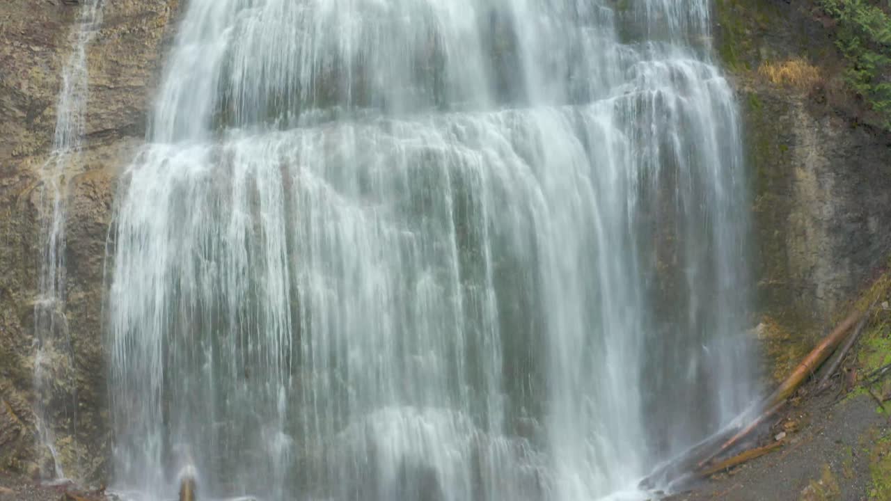 toma aérea de drones de bridal veil falls en el valle fraser de columbia británica, canadá