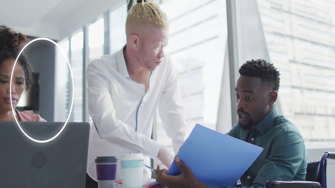 animación de iconos y procesamiento de datos sobre diversas personas de negocios en la oficina