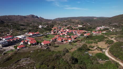 Fliegen-Sie-über-Castro-Laboreiro-In-Portugal-4k