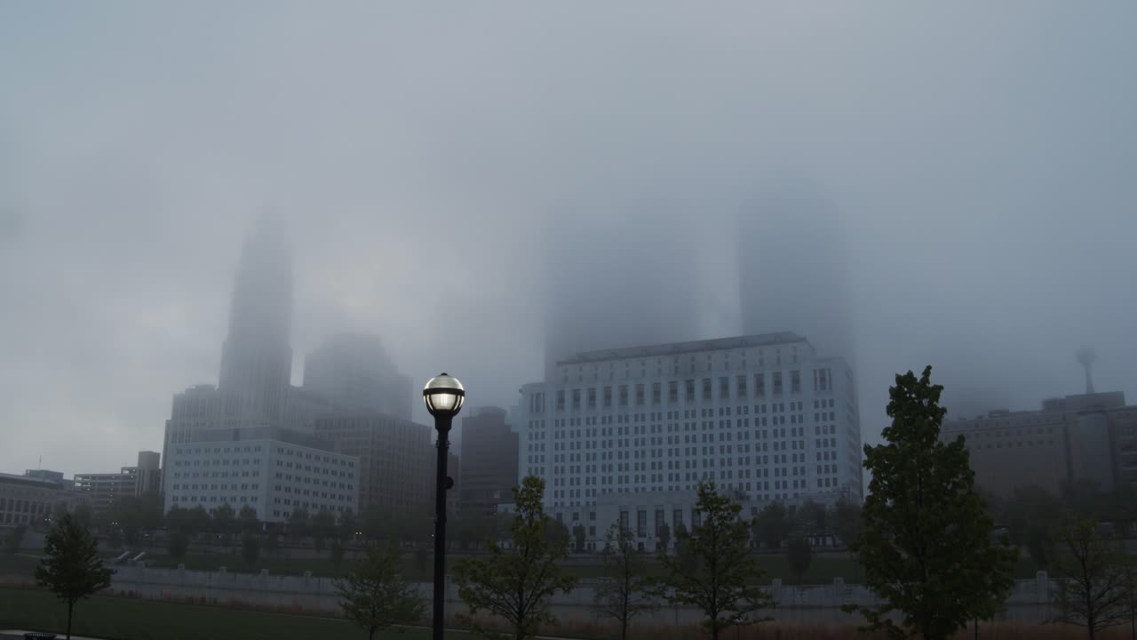 콜럼버스 오하이오 시내에서 안개가 자욱한 아침 동안 이른 아침 통근