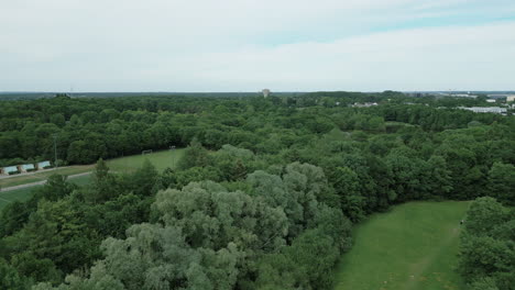 parque gayeulles con campos de fútbol y tenis cerca de la ciudad de rennes, francia