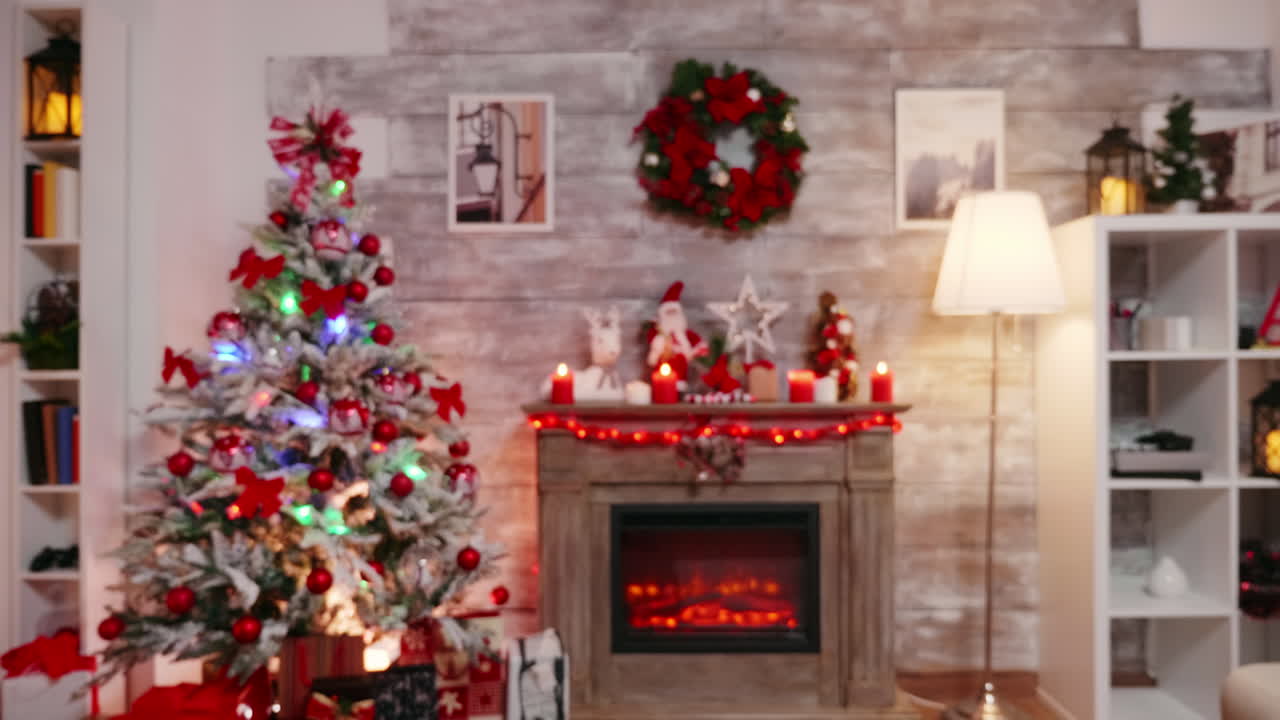 zoom shot de la habitación decorada para las vacaciones de navidad