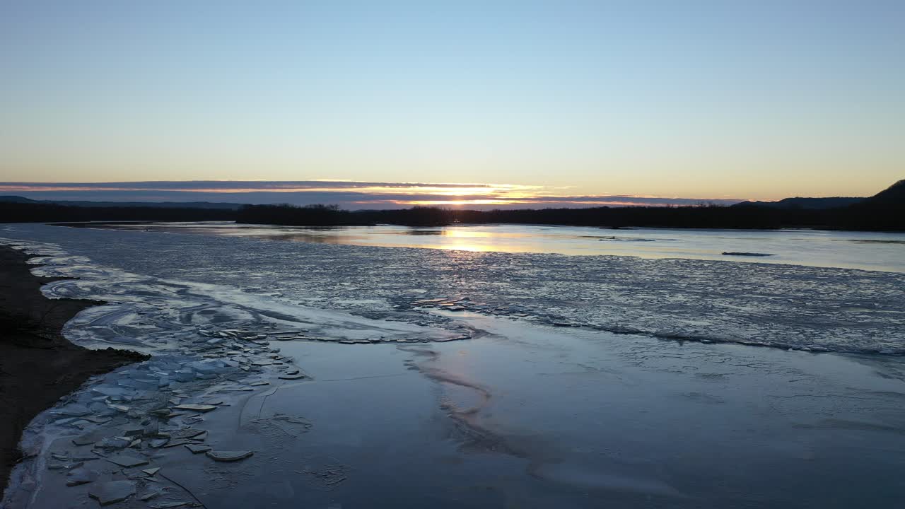 얼어붙은 강의 해가 지는 곳