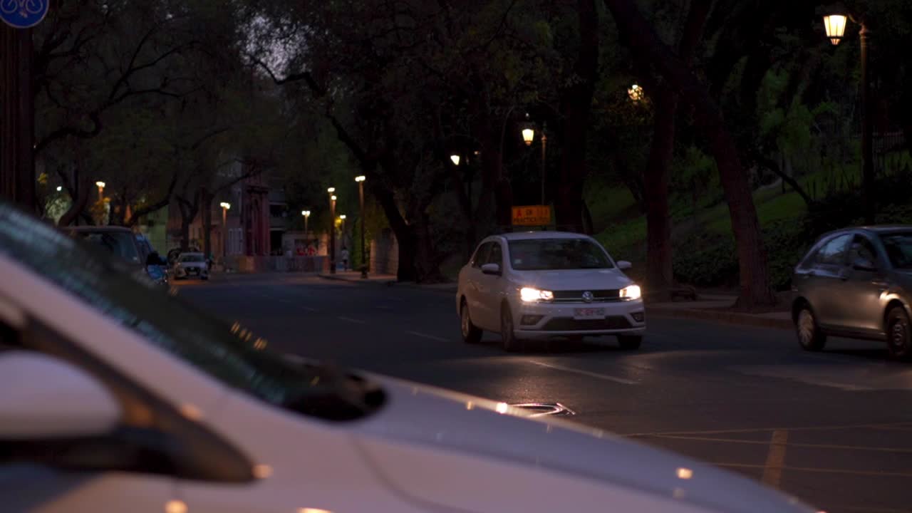 헤드라이트를 켜고 지나가는 자동차