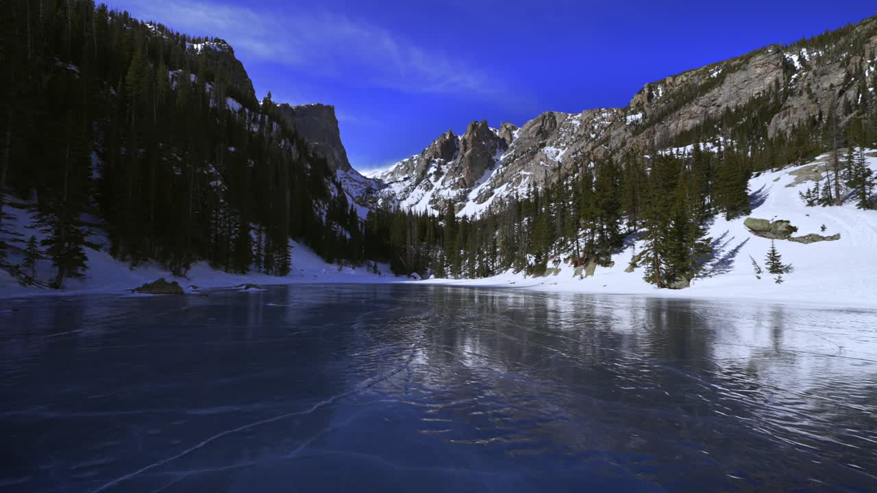 Dream Lake, ghiaccio congelato, inverno, Parco Nazionale delle Montagne Rocciose (RMNP) in Colorado, cielo azzurro e soleggiato, Picco Hallett, Monti Flattop, Ghiacciaio Tyndall, paesaggio mattutino alpino, sentiero dei laghi Emerald e Bear, zoom.
