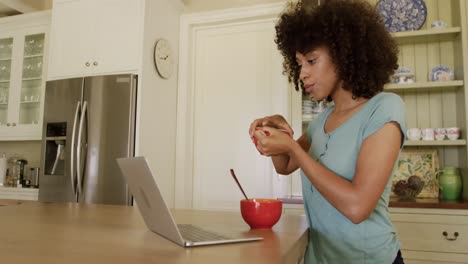 Mujer-De-Raza-Mixta-Desayunando-En-Su-Cocina