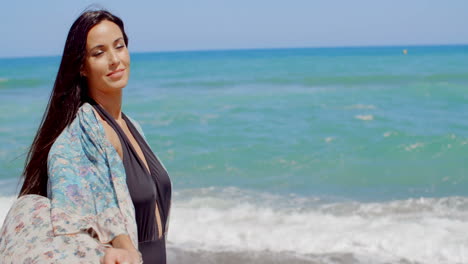 Hübsche-Junge-Frau-In-Sommerkleidung-Am-Strand