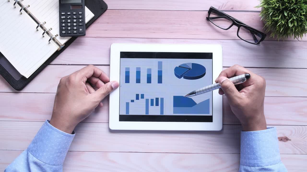 análisis de negocios en tableta