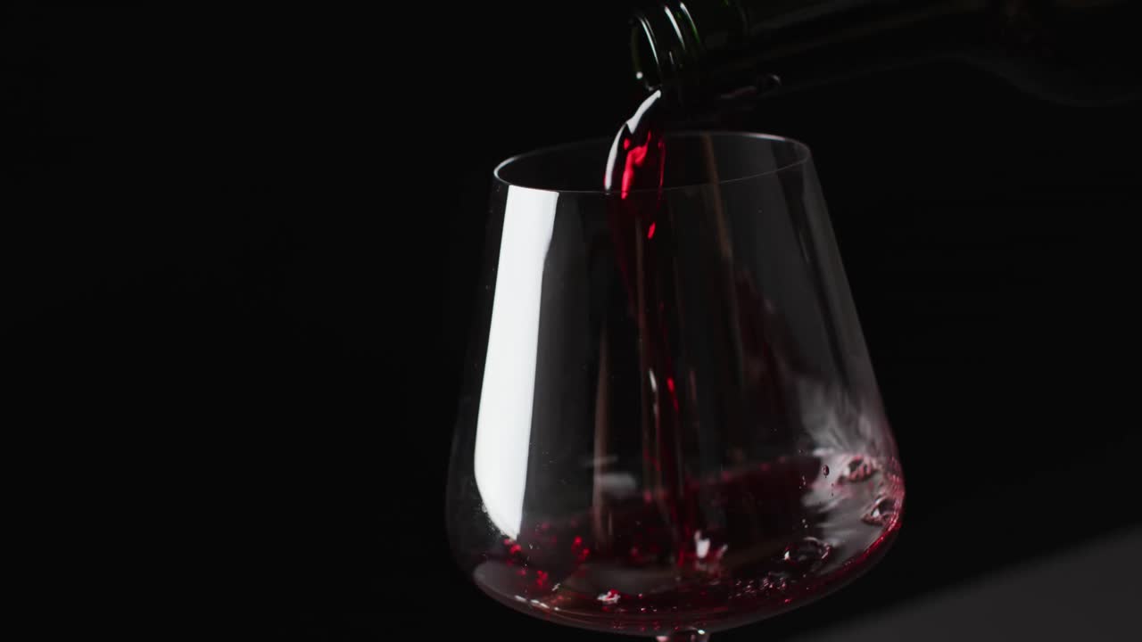 ⁇ 은 와인이 검은 배경에 잔으로  ⁇ 여 있고 복사 공간이 있습니다.