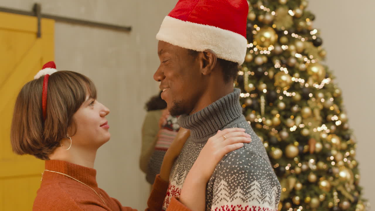 크리스마스 파티에서 춤을 추는 커플