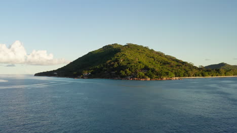 une photo de drone tournant d'une île éloignée située au milieu de l'océan indien