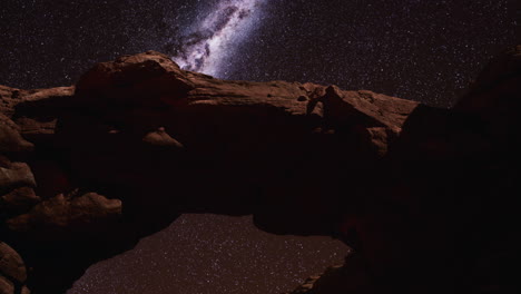 red-rocks-and-milky-way-night-sky-in-Moab-Utah