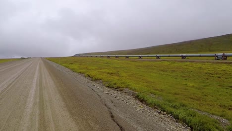 Vista-Pov-Conduciendo-Por-La-Autopista-Dalton,-Siguiendo-El-Oleoducto-Alyeska,-En-Un-Día-Oscuro-Y-Sombrío-De-Otoño,-En-Alaska,-Estados-Unidos