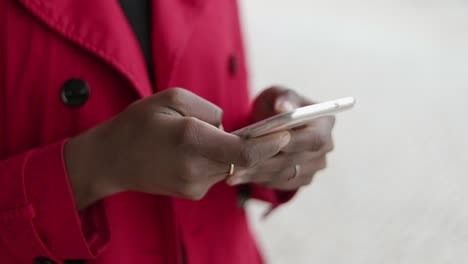 Nahaufnahme-Weiblicher-Hände,-Die-Fotos-Auf-Dem-Telefon-Wischen-Und-Kneifen