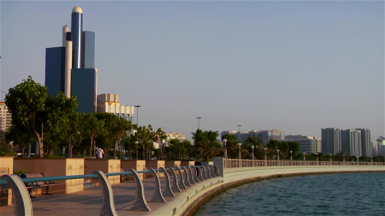 el hermoso horizonte de abu dhabi en los emiratos árabes unidos
