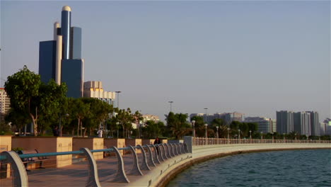 die schöne skyline von abu dhabi in den vereinigten arabischen emiraten