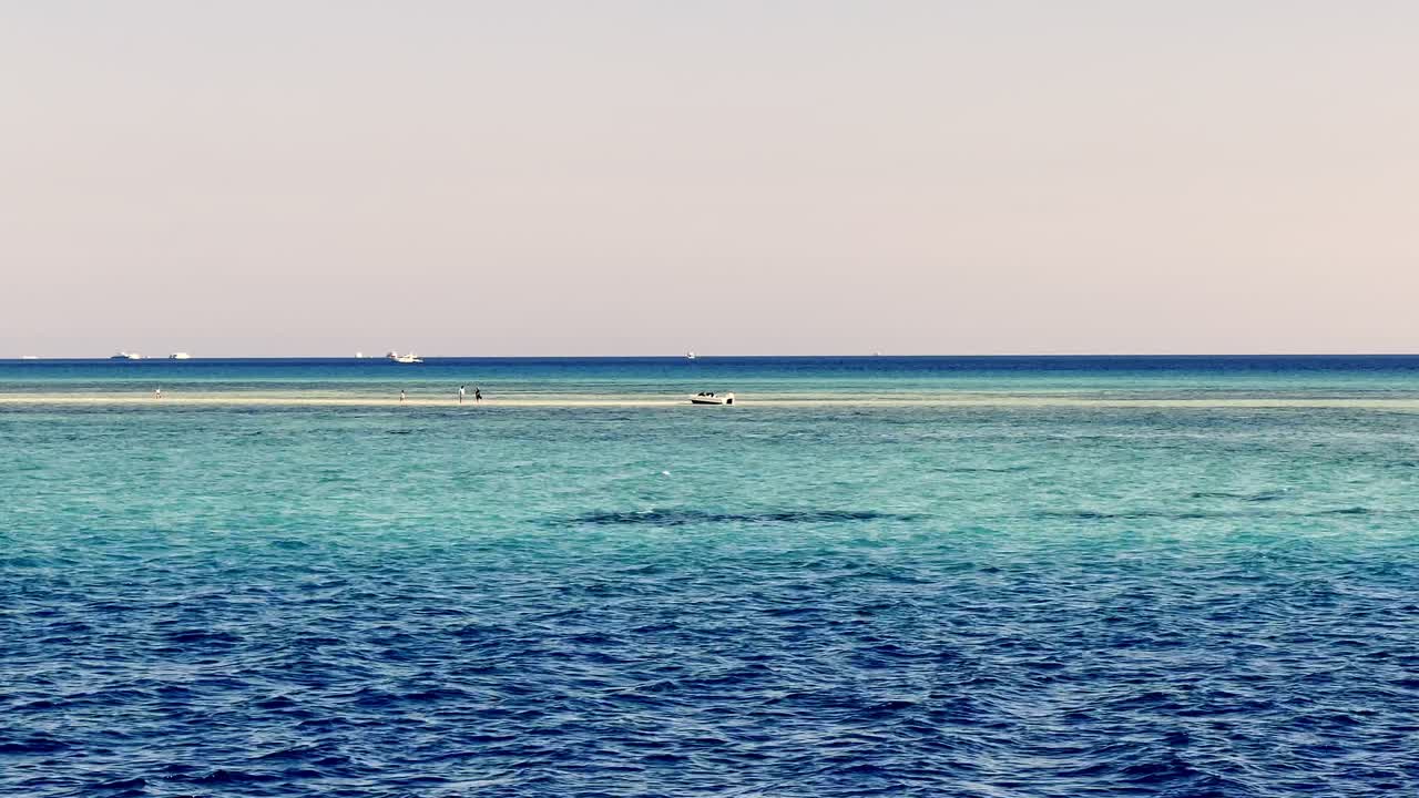 관광객들이 이집트의 은 바다에 있는 모래바닥에 멈추고 있다.