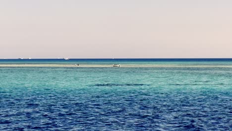 turistas se detienen en un banco de arena en el mar rojo en egipto