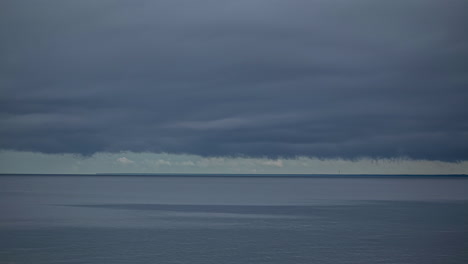 Toma-Estática-Del-Movimiento-De-Nubes-Oscuras-Durante-El-Clima-Ventoso-Al-Atardecer