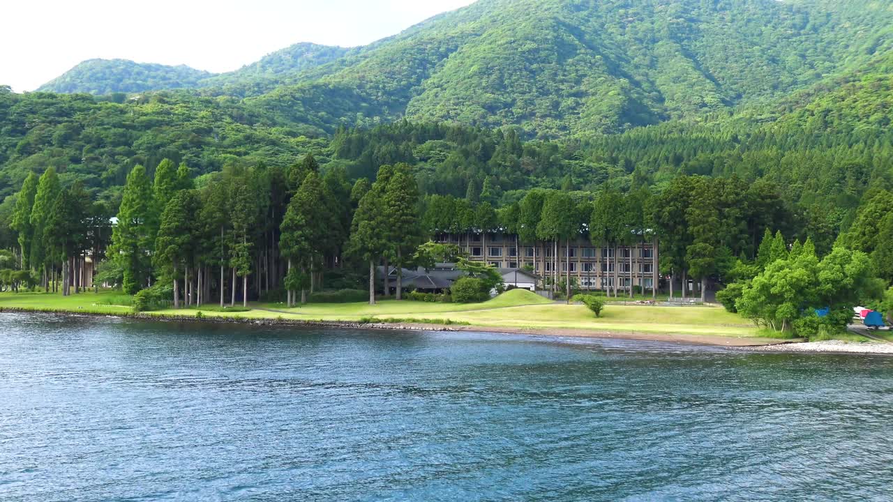 해안에서 바라본 아시 호수