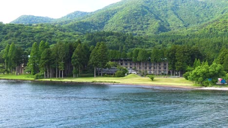 la vista del lago ashi desde la costa