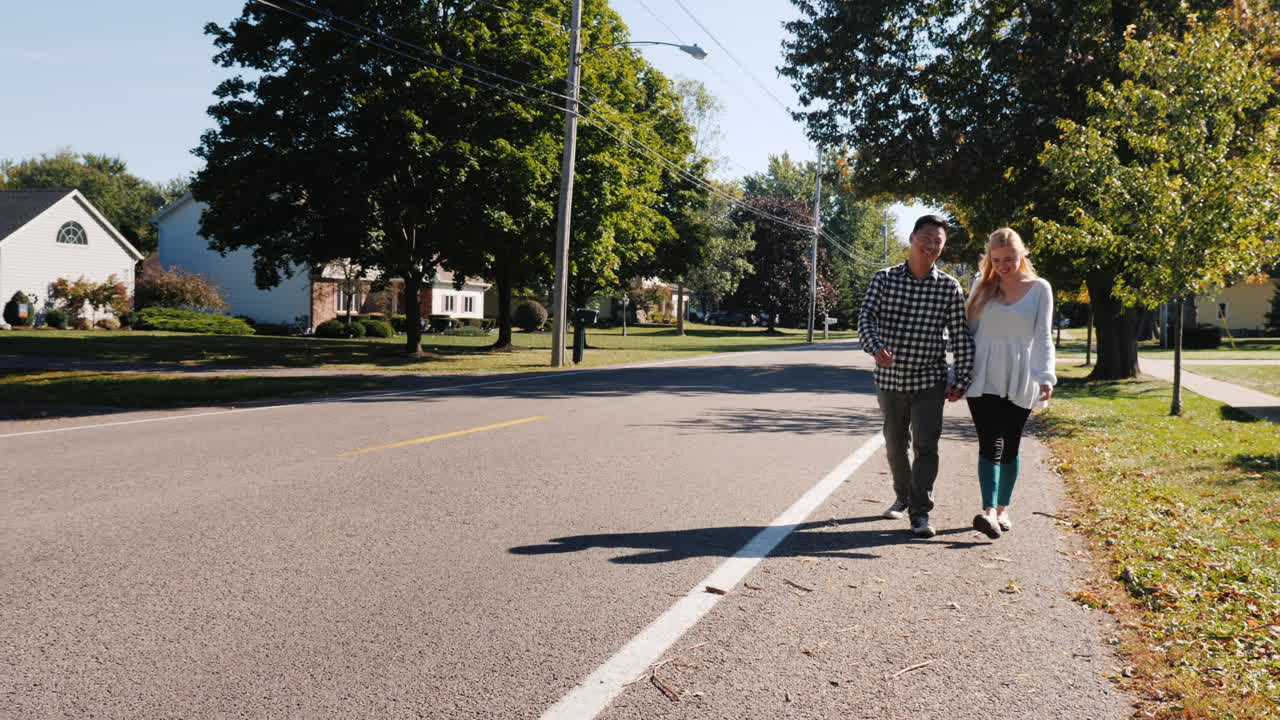 손을 잡고 거리를 걷는 커플