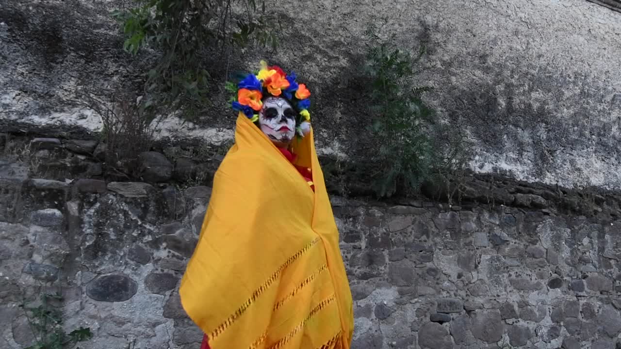 catrina, caminando con desbordamiento amarillo para el dia de muertos
