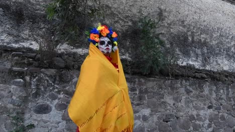 Catrina,-Gehend-Mit-Gelbem-überlauf-Für-Den-Tag-Der-Toten