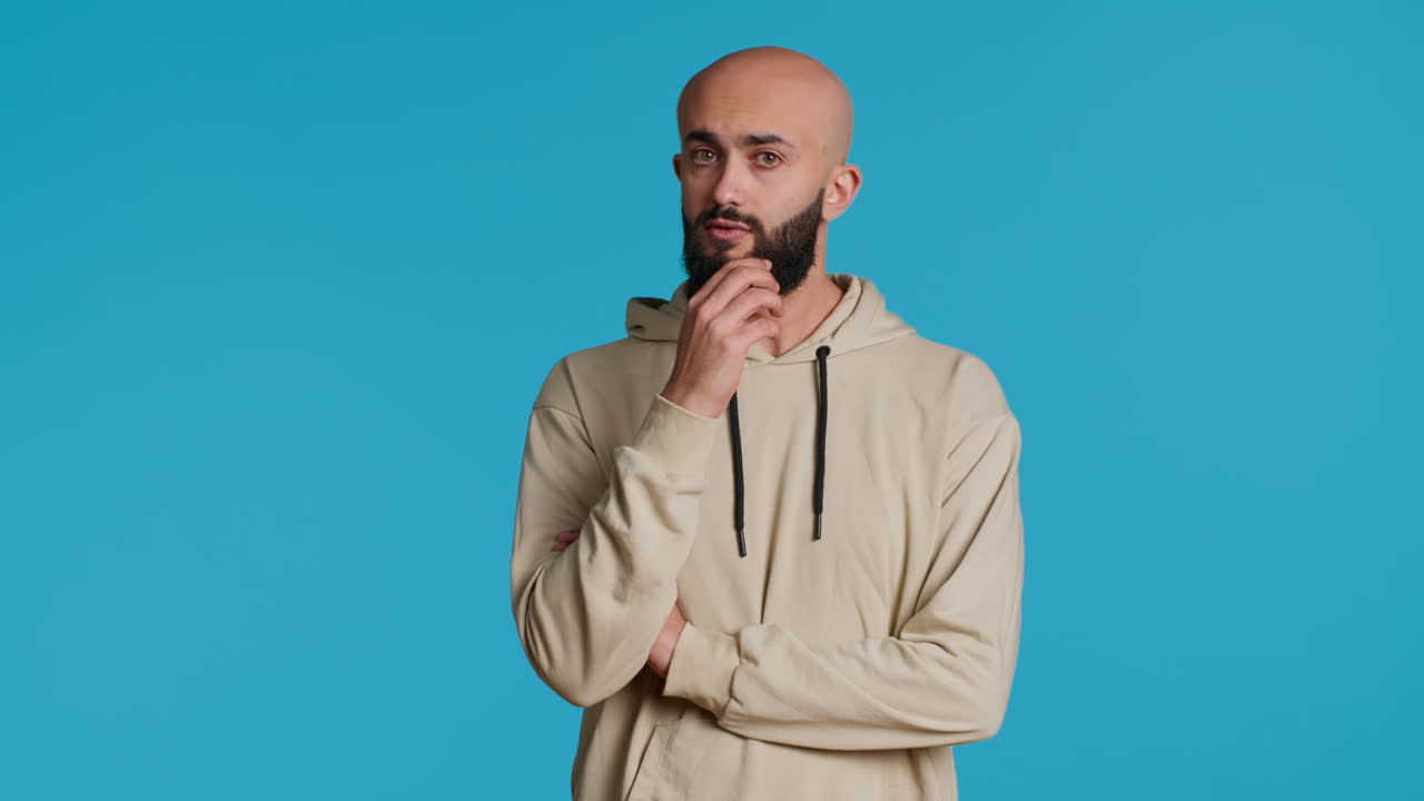 persona del medio oriente pensando en una cosa en la cámara