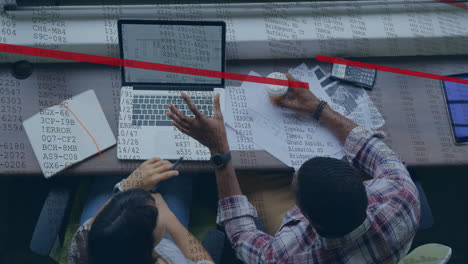 animación del procesamiento de datos financieros sobre diversas personas de negocios en la oficina