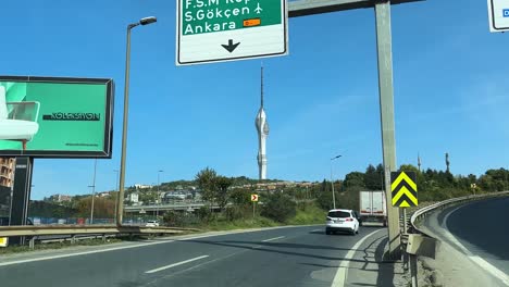 tráfico en turquía estambul transporte público autopista torre de la ciudad moderna edificio alto en europa gobierno musulmán aire limpio contaminación de la población destino turístico viaje por carretera conducir en ruta