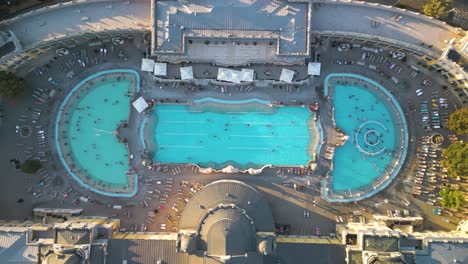 Drone-Descends-Above-Szechenyi-Thermal-Baths-in-Budapest,-Hungary