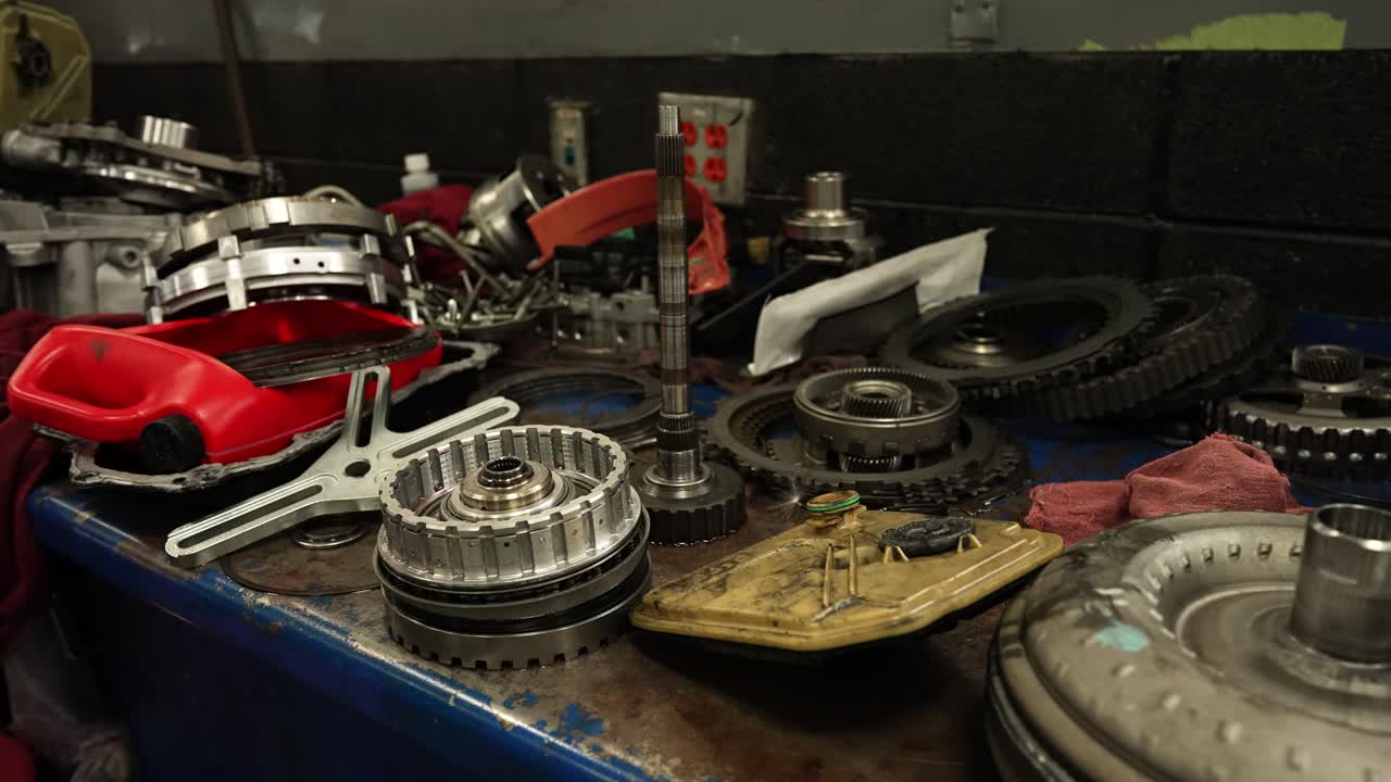 reparación del embrague de transmisión en un banco de trabajo de taller mecánico
