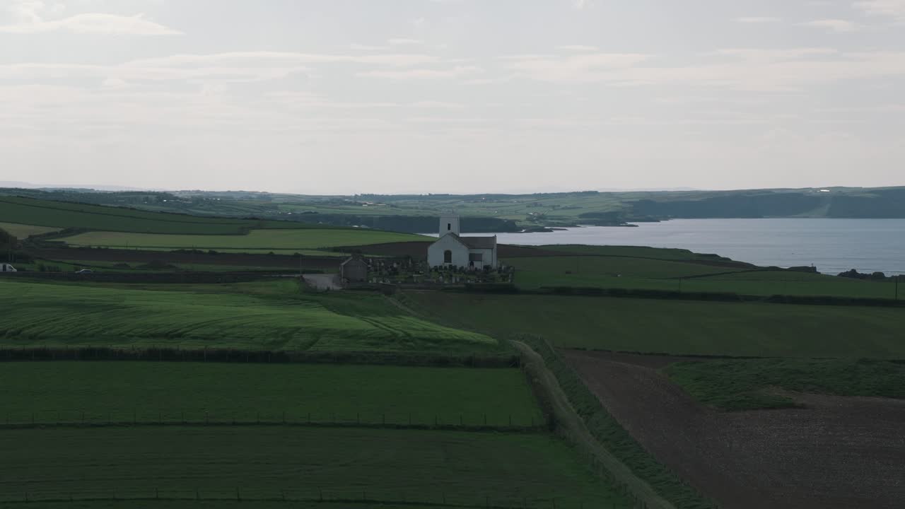 절벽과 대서양과 함께 해안 교회의 상승하는 비행장