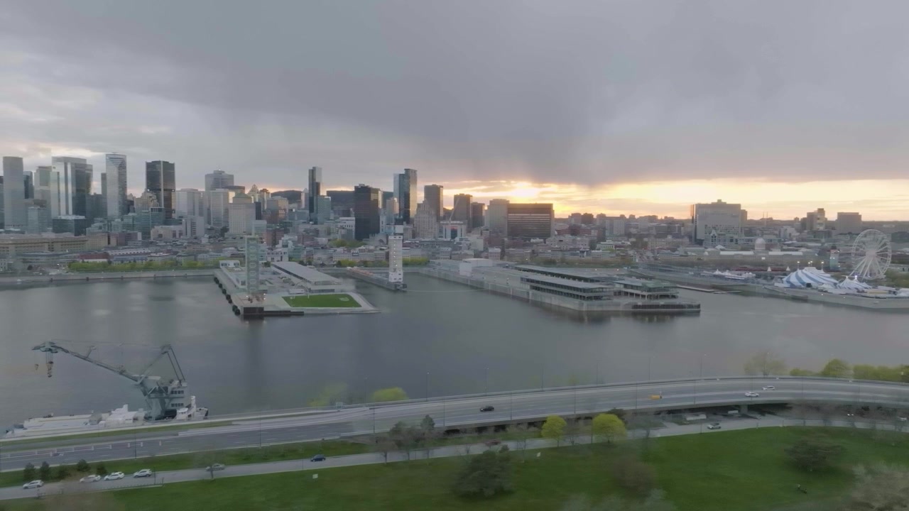 Movimento laterale del drone che espone la città di Montreal, partendo dal Cirque du Soleil, dagli edifici principali del Porto Vecchio e dallo skyline, e anche dallo strano edificio di Habitat 67.