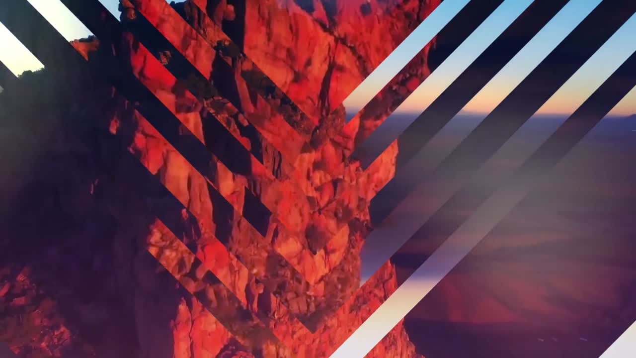 formas de diamante de vidrio de espejo en la montaña con fondo de cañón