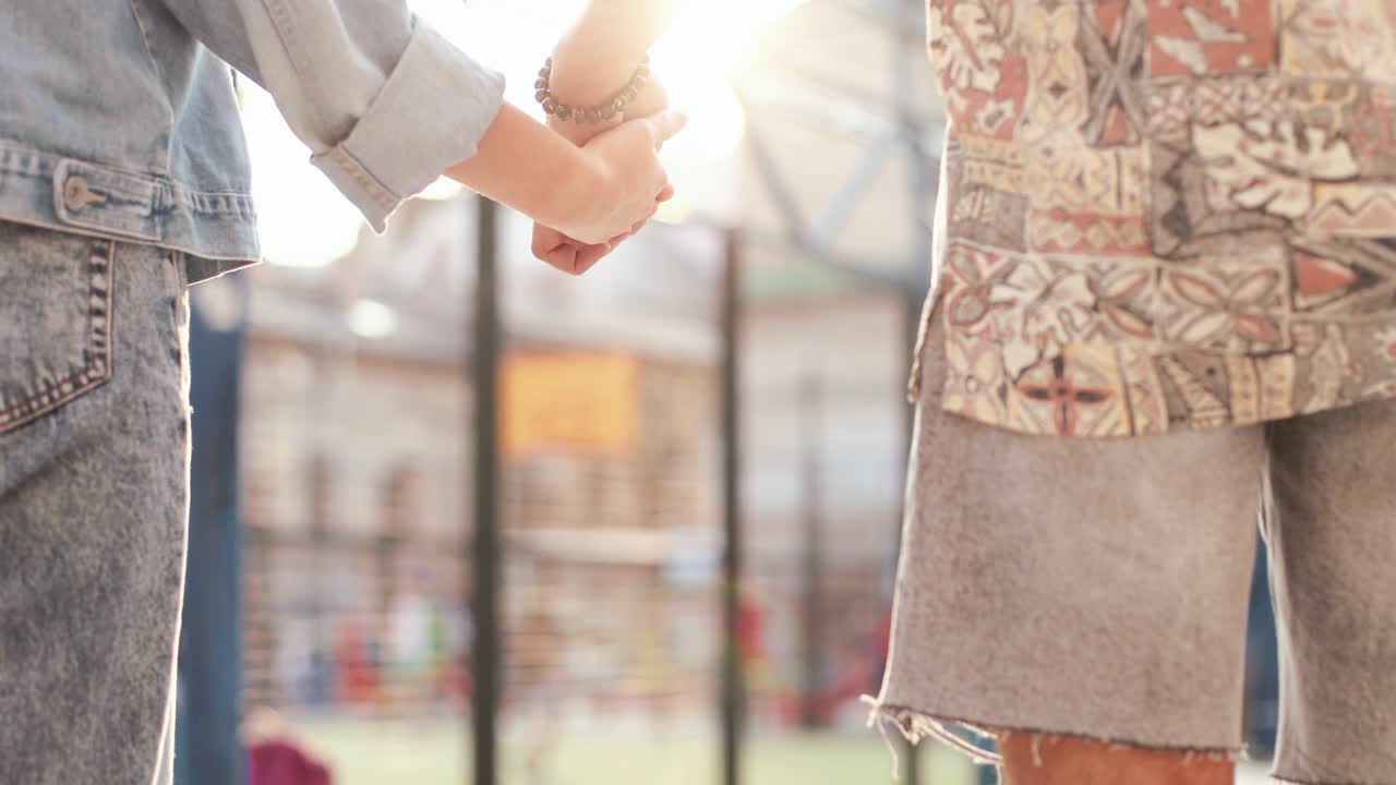 거리에서 손을 잡고 있는 커플의 클로즈업 보기