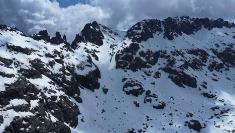 Cresta-De-La-Montaña-Cubierta-De-Nieve