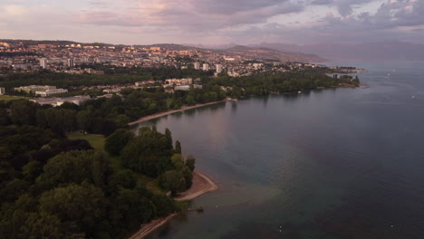 Vista-Aérea-Lenta-Por-Encima-De-La-Costa-Del-Lago-De-Ginebra-En-Lausana,-Suiza