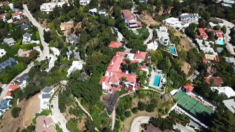 Toma-Aérea-De-Casas-Ricas-En-Un-Barrio-Rico-De-Beverly-Hills-En-California,-Estados-Unidos