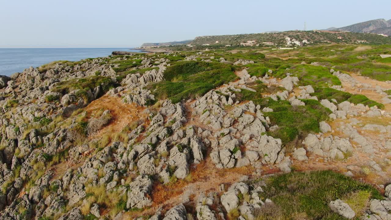 Ripresa aerea con drone di una costa panoramica e di una scogliera rocciosa.