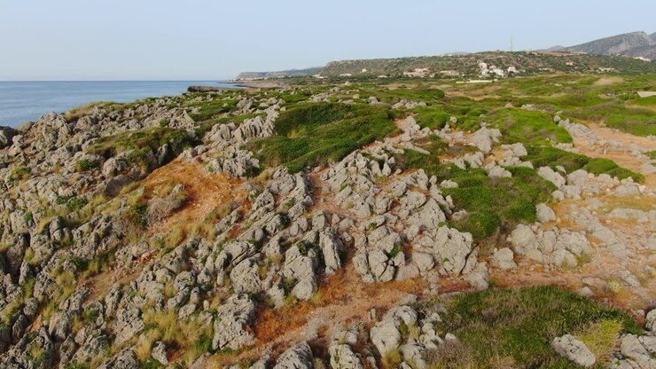 Ripresa aerea con drone di una costa panoramica e di una scogliera rocciosa.