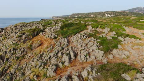 toma aérea de drones de la costa escénica y acantilado rocoso