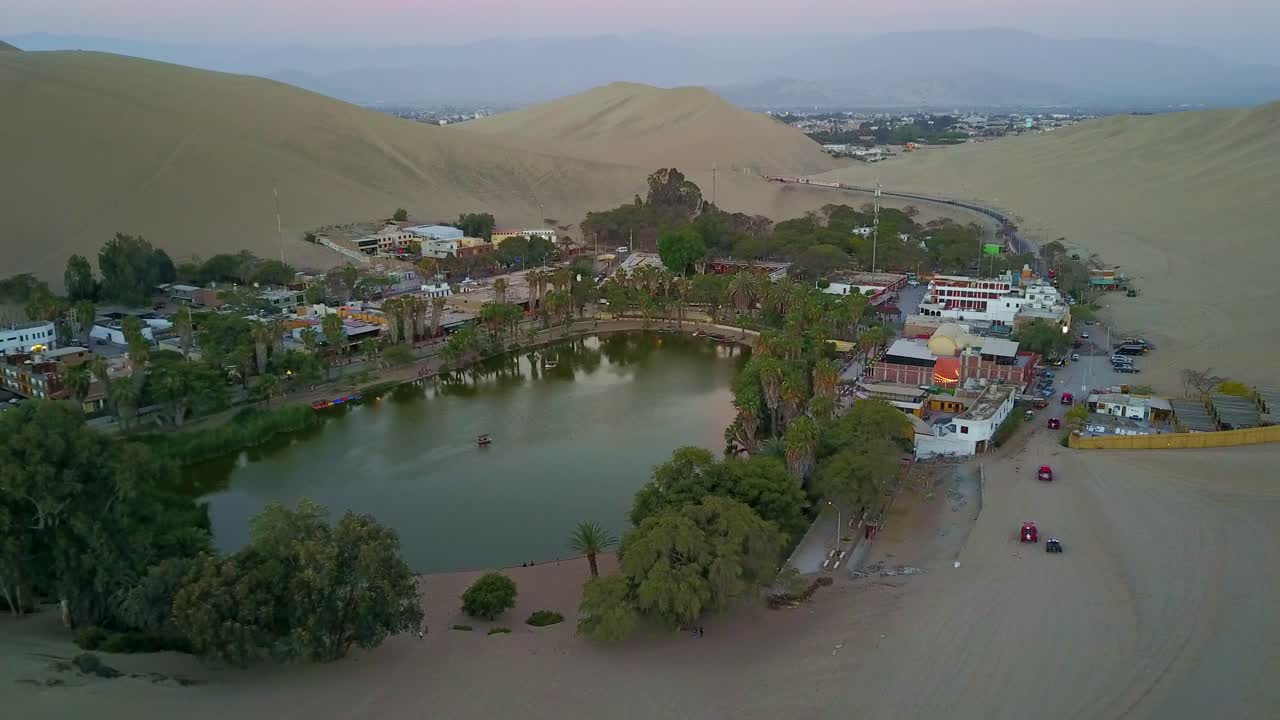 우아카치나 오아시스 (huacachina oasis) 에 있는 공중 무인기에서 찍은 사진, 페루, 남아메리카